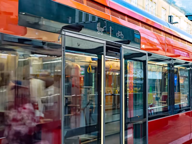 Transforming Urban Transport: The Benefits of Digital Signage as a Service